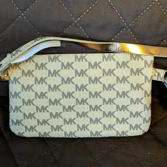 Belt Bag with Pull Chain - Picture 3 of 7